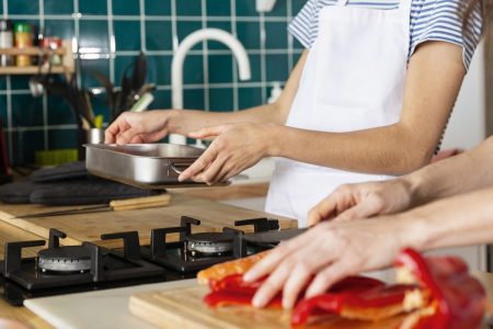 أخطاء صحية ترتكبينها في المطبخ كل يوم.. عليكِ تفاديها