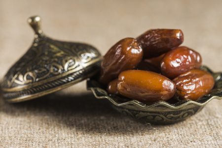 لماذا أوصانا الرسول صلوات الله وسلامه عليه بتناول التمر؟