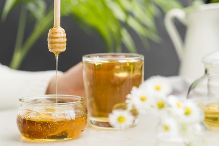 فوائد شرب خل التفاح والعسل مع الماء بعد الاستيقاظ من النوم مباشرةً