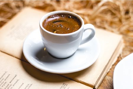 هل القهوة حليف القلب أم عدوه؟ وكيف تحميك من الخرف والسرطان ؟