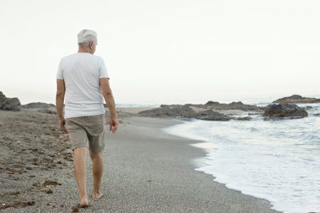 أهمية المشي على شاطئ البحر الرملي حفاة القدمين