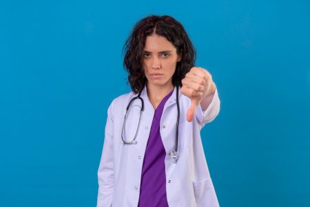 8 تصرفات لا تقبلوها من طبيبكم مهما كانت الأسباب !