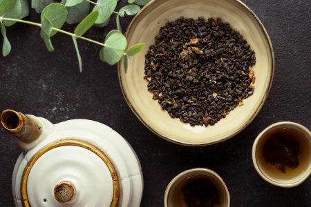 اشربوا كوبين من شاي أولونغ في اليوم ولاحظوا كيف ستذوب دهون جسمكم خلال النوم