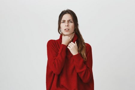 التهاب الحنجرة والحلق : 10 مكملات غذائيّة ووصفات طبيعيّة