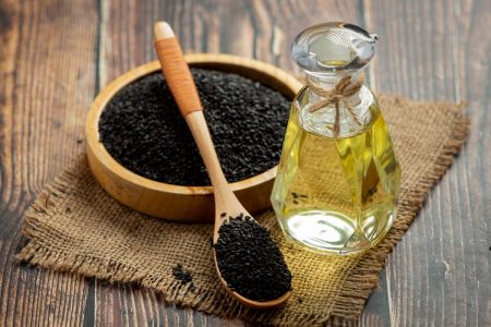 كيف يفيد زيت حبة البركة (الحبة السوداء) في علاج الحساسية والجهاز الهضمي وتقوية المناعة