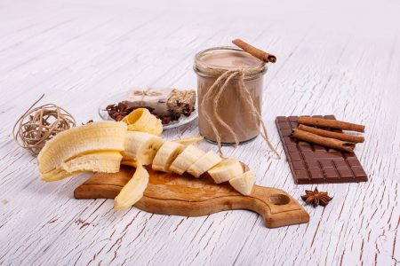 لماذا عليكم أن تشربوا الموز مع القرفة قبل النوم بساعة ؟
