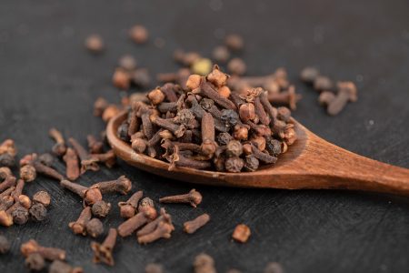 كبشان فقط من القرنفل (المسمار) باليوم هو ما تحتاجونه للحصول على 10 فوائد صحية