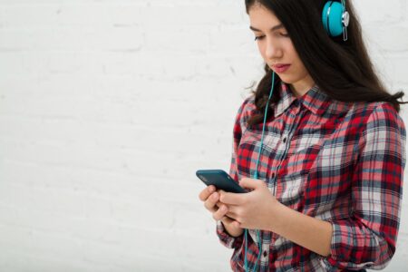 أي خطر تتعرّضون له أنتم وأولادكم بسبب سماعات الموسيقى؟