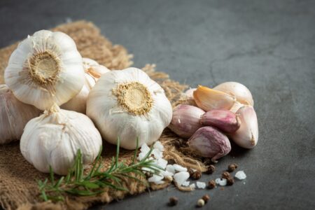 قد يكون الثوم الذي تستخدمونه مستورَدًا من الصين ومليئًا بالمواد المُبيّضة والكيميائية! إليكم كيفية كشفه…