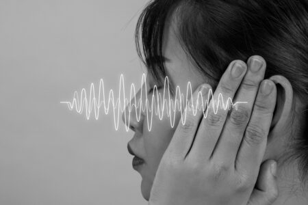 لهذا السبب تطنّ أذنيكم باستمرار
