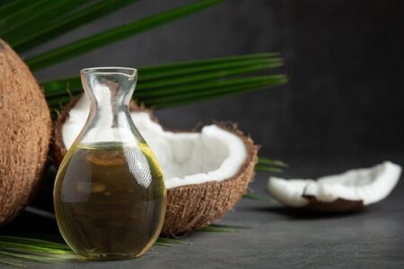 دهنت زيت جوز الهند على ساقيها. 9 أسباب ستقنعكِ بأن تفعلي مثلها !