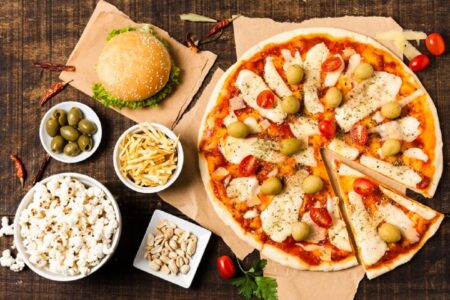 لديكم رغبة ملحة لا تتوقف بالهمبرغر والبيتزا ؟ السبب في البكتيريا !