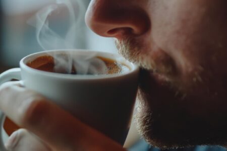 هذا ما يحدث لدماغك عندما تشمّ رائحة القهوة